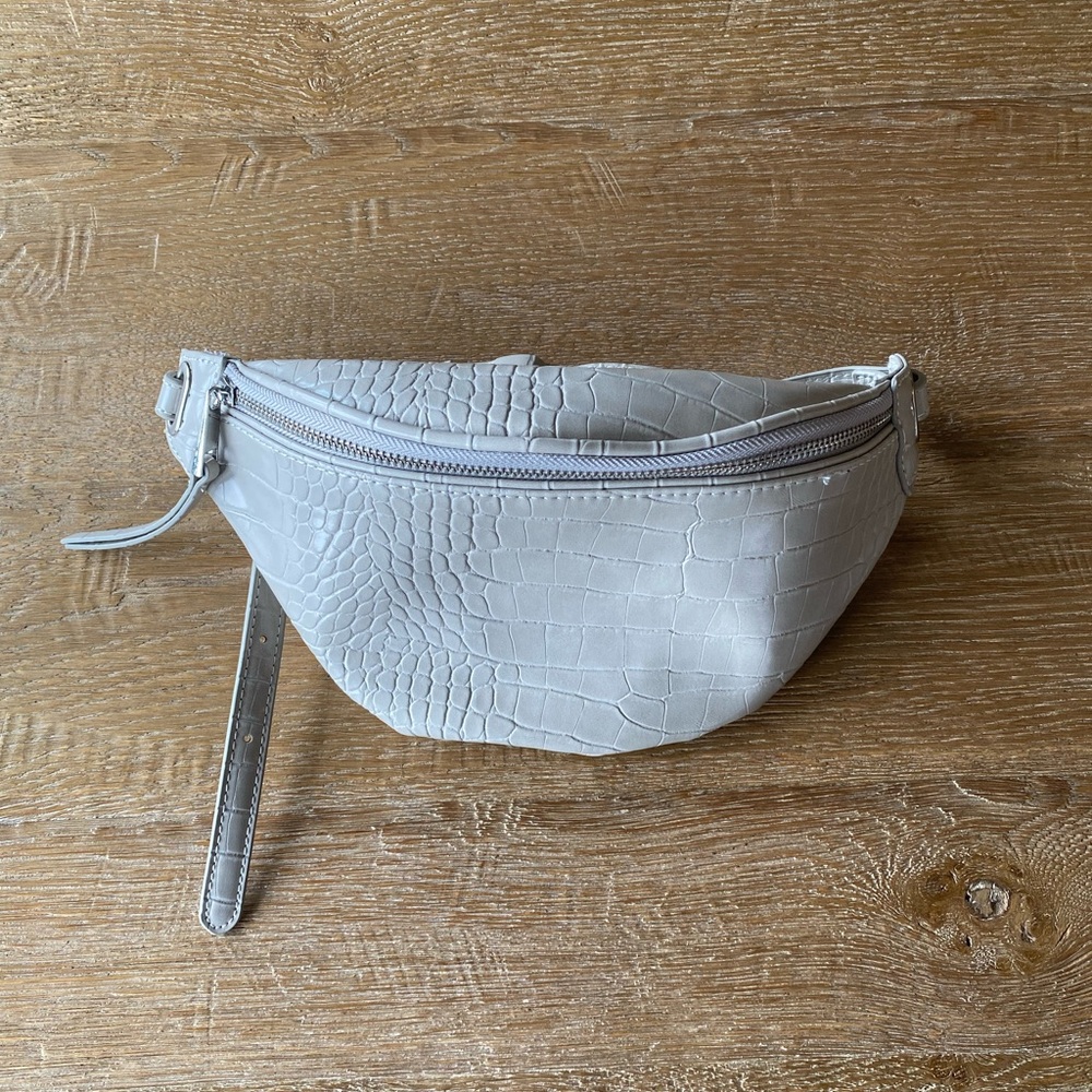 Amazon The Drop Belt Bag